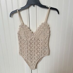 H&M Floral Lace Bodysuit in Beige